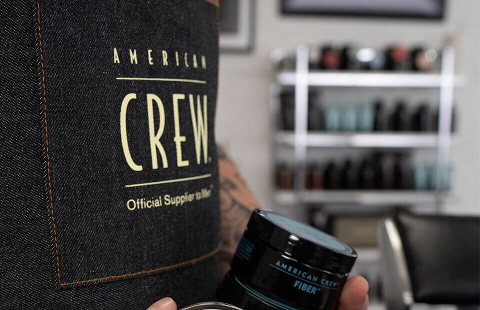 American Crew ürünlerini kullanan saç profesyoneli